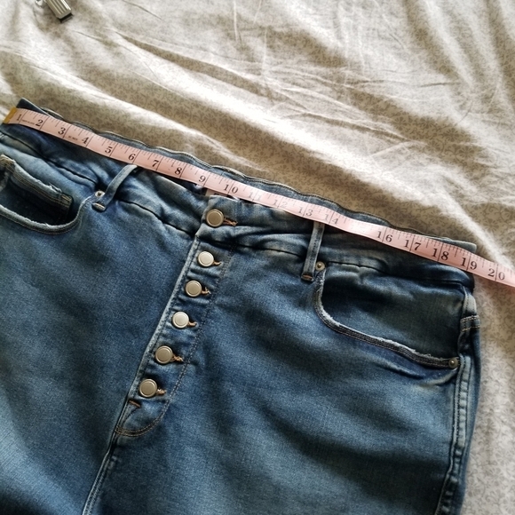 Good American | Exposed Button Front Jean - Picture 7 of 9